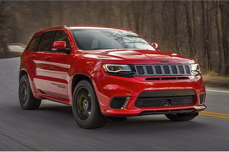 6. 2019 Jeep Grand Cherooke Trackhawk: Grand Cherokee TrackHawk có động cơ V8 6.2L tăng áp và tùy chọn 6.4L giúp xe tạo ra công suất 707 mã lực. Chiếc SUV này có khả năng tăng tốc 0-96 km/h chỉ trong 3,5 giây, nó thậm chí còn nhanh hơn một chiếc Lamborghini Murcielago. Hệ thống treo Quadra Lift trên mẫu xe này cho phép người lái nâng hoặc hạ độ cao xe một cách dễ dàng, hệ thống truyền động 4x4 đảm bảo bánh xe luôn hoạt động khi đối mặt với những địa hình hiểm trở. 