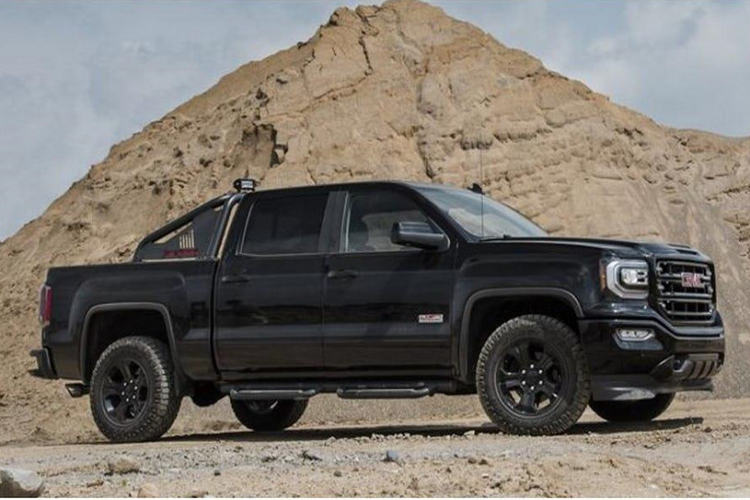 7. 2017 GMC Sierra 1500 All Terrain X: Mẫu xe đến từ GMC có kích thước to lớn nhưng vẫn đảm bảo được hiệu suất hoạt động mạnh mẽ. Sierra 1500 All Terrain X được trang bị động cơ V8 5.3L tạo ra công suất 365 mã lực và mô-men xoắn cực đại 513 Nm. Ngoài việc mang đến khối động cơ mạnh mẽ và kích thước to lớn, GMC đã củng cố khả năng off-road của Sierra với nhiều công nghệ như hệ thống kiểm soát đổ dốc và khóa vi sai cầu sau tự động.