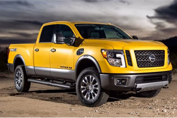10. 2019 Nissan Titan Pro-4X: Một xe bán tải khác lọt vào danh sách này đến từ Nissan, chiếc Titan Pro-4X. Xe sử dụng động cơ V8 5.6L lớn sản sinh công suất 390 mã lực và mô-men xoắn 534 Nm. Mẫu xe này cạnh tranh trực tiếp với Ford F-150 Raptor nhưng có giá bán dễ chịu hơn nhiều so với đối thủ, phiên bản Titan Pro-4X đầy đủ tùy chọn có giá dưới 50.000 USD.