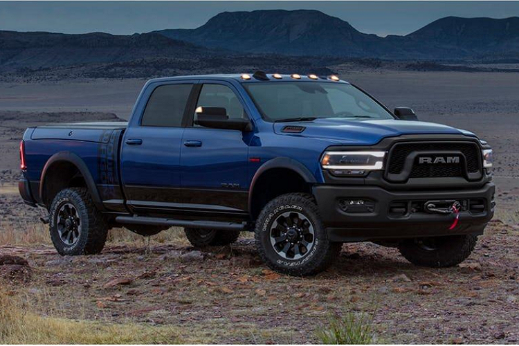 5. 2019 Ram 2500 Power Wagon: Xe có thiết kế đậm chất cơ bắp Mỹ, đây là nét thiết kế đặc trưng của hãng Ram. Động cơ cung cấp sức mạnh cho chiếc xe khổng lồ này là khối động cơ V8 HEMI 6.4L sản sinh công suất vi sai 2 cầu 410 mã lực và mô-men xoắn 581 Nm. Để hoạt động tốt trên những địa hình xấu, hệ thống treo của Power Wagon có khóa, khoảng sáng gầm của xe lên đến 360 mm.