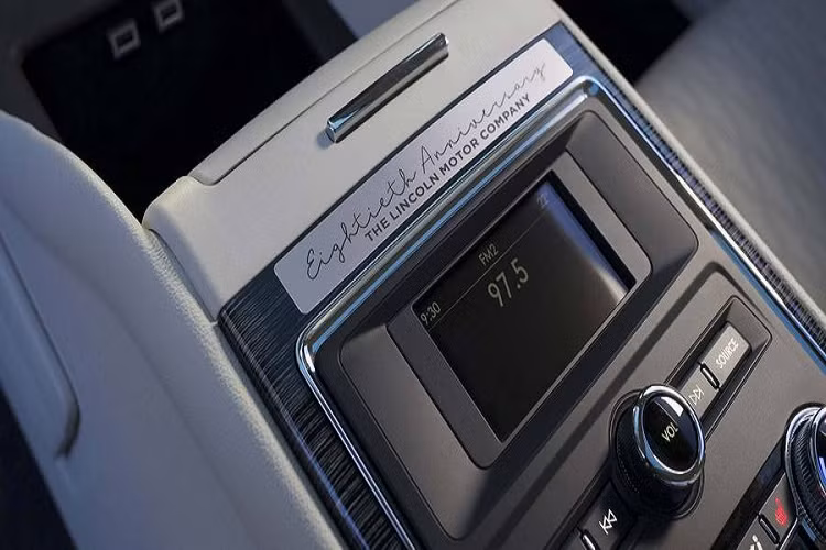 Đối với nội thất, hãng xe sang Lincoln của Mỹ sẽ cung cấp các tùy chọn Alpine / Chalet hoặc Jet Black / Thoroughbred.