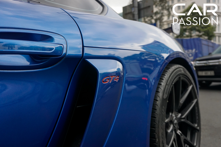 Chưa dừng lại ở đó, chủ nhân còn mạnh tay thay mới nắp ca-pô sang chi tiết được làm từ sợi carbon giúp giảm trọng lượng và tăng tính khí động học cho xe.