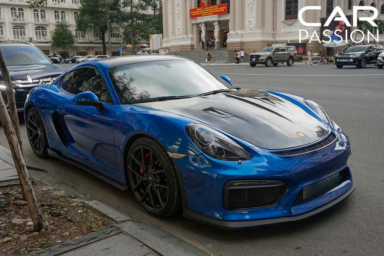 Gói nâng cấp ngoại thất của mẫu xe thể thao Porsche Cayman GT4 trong bài viết này được thực hiện tại một garage độ xe nổi tiếng tại quận 7, TP HCM. chiếc Cayman được độ lại thuộc đời 2014 và mang màu xanh dương đẹp mắt ở ngoại thất.
