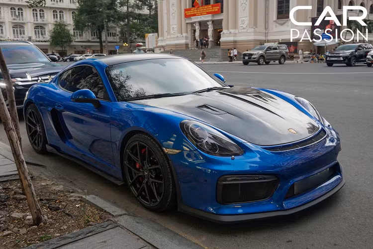 Gói nâng cấp ngoại thất của mẫu xe thể thao Porsche Cayman GT4 trong bài viết này được thực hiện tại một garage độ xe nổi tiếng tại quận 7, TP HCM. chiếc Cayman được độ lại thuộc đời 2014 và mang màu xanh dương đẹp mắt ở ngoại thất.