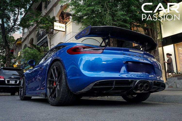 Một số những “đồ chơi” khác được trang bị trên bản đồ này còn là phần líp hông carbon, hốc gió bên hông được khắc chữ GT4 màu đỏ nổi bật, cánh gió thể thao được bổ sung ở phía sau và cuối cùng là bộ khuếch tán gió cũng được làm từ sợi carbon nhằm tăng hiệu suất vận hành cũng như độ bám đường cho thân xe khi di chuyển với tốc độ cao.