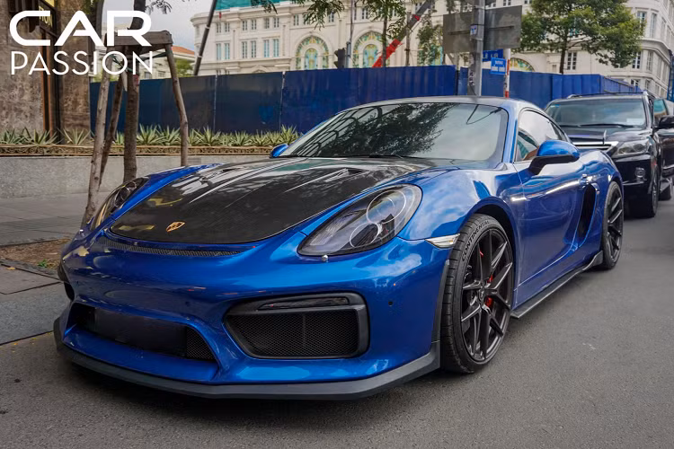 Với hàng loạt đồ chơi được nâng cấp cùng hệ thống ống xả Frequency Intelligent Exhaust, chiếc Cayman này chắc chắn sẽ trở nên mạnh mẽ hơn rất nhiều so với những mẫu xe cũng đời và sở hữu ngoại hình có phần hút mắt hơn. Giá xe Porsche Cayman phiên bản mới nhất chính hãng tại Việt Nam hiện đang bán ra khoảng 3,8 - hơn 4 tỷ đồng.