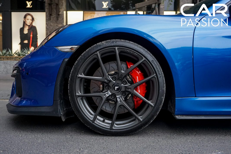 Bộ mâm Vorsteiner với thiết kế 5 chấu kép được sơn xám mờ mạnh mẽ kết hợp cùng bộ phanh đĩa hiệu suất cao đến từ thương hiệu Brembo giúp tối ưu hóa tính an toàn cho mẫu xe thể thao của Porsche.