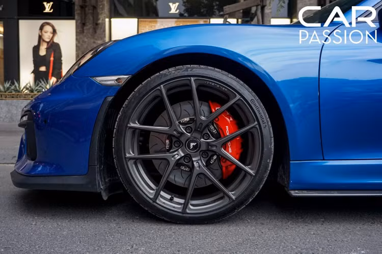 Bộ mâm Vorsteiner với thiết kế 5 chấu kép được sơn xám mờ mạnh mẽ kết hợp cùng bộ phanh đĩa hiệu suất cao đến từ thương hiệu Brembo giúp tối ưu hóa tính an toàn cho mẫu xe thể thao của Porsche.