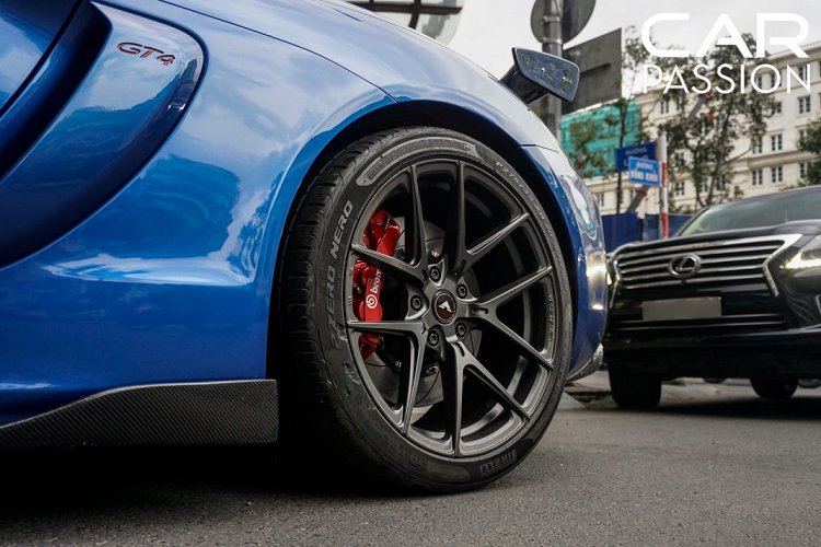 Cayman 2014 mất lần lượt 5,6 và 5,7 giây để tăng tốc từ 0-100 km/h khi sử dụng hộp số sàn 6 cấp và hộp số PDK ly hợp kép.