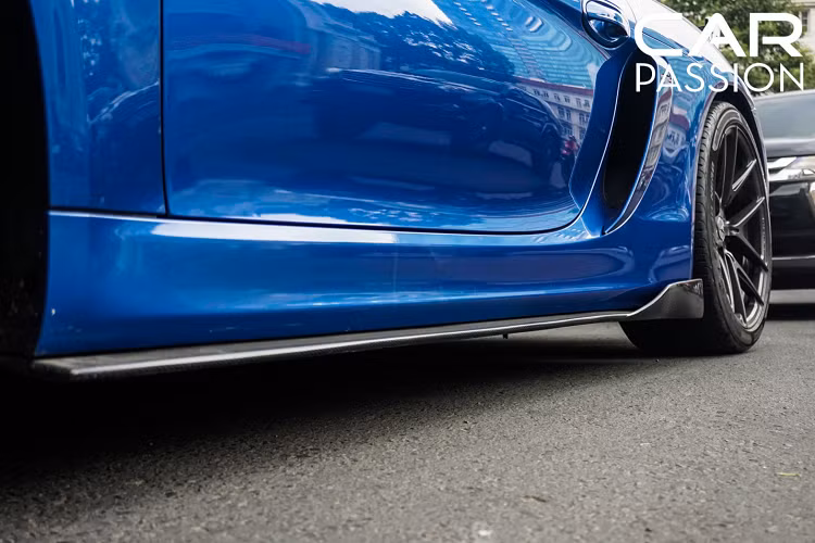 Cản trước đã được thay mới bằng cản của phiên bản GT4 với 3 hốc gió riêng biệt được thiết kế to hơn, đèn xi-nhan báo rẽ được bổ sung ở phần viền hai hốc gió trước thay cho cho bóng đèn dạng tròn và cụm đèn pha cũ vẫn được giữ lại.