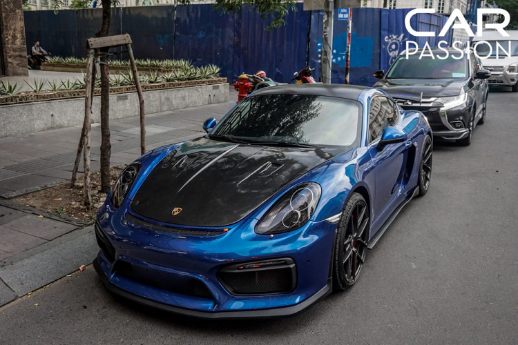 Mẫu xe Porshce Cayman GT4 mới là phiên bản nâng cấp mạnh mẽ dành cho chiếc xe thể thao có thiên hướng dành cho phái nữ này, bên cạnh phần ngoại thất được thay đổi, khối động cơ 6 xi-lanh cũng được tinh chỉnh lại để khiến bạn phải giật mình mỗi khi xe tăng tốc cũng như cảm giác mỗi khi xe vào cua là vô cùng ấn tượng.