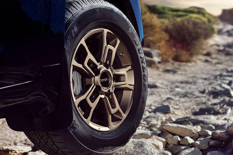 Như vậy, Toyota Land Cruiser Heritage Edition 2020 chỉ đắt hơn phiên bản tiêu chuẩn 2.330 USD (khoảng 54,1 triệu đồng), sự chênh lệch này không quá cao bởi Heritage Edition mới có thêm một vài nâng cấp.