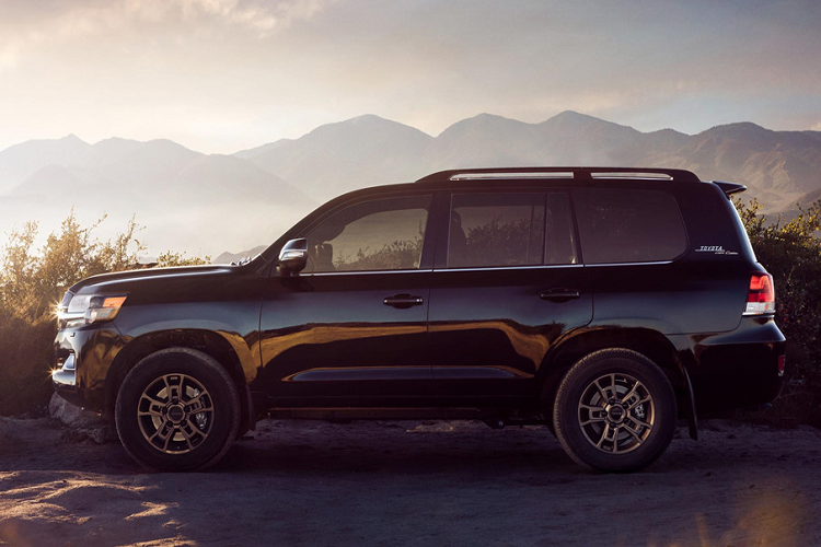 Gói an toàn Toyota Safety Sense P được trang bị trên xe gồm hệ thống phanh tự động khẩn cấp, cảnh báo chệch làn đường, cảnh báo chống nghiêng chống lật, kiểm soát hành trình thích ứng sử dụng radar cảm biến, cảnh báo điểm mù, cảnh báo phương tiện cắt ngang khi lùi xe và đèn pha tự động.