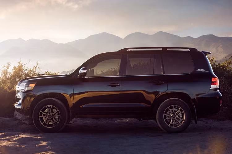 Gói an toàn Toyota Safety Sense P được trang bị trên xe gồm hệ thống phanh tự động khẩn cấp, cảnh báo chệch làn đường, cảnh báo chống nghiêng chống lật, kiểm soát hành trình thích ứng sử dụng radar cảm biến, cảnh báo điểm mù, cảnh báo phương tiện cắt ngang khi lùi xe và đèn pha tự động.