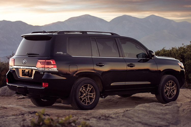 Sức mạnh của Land Cruiser Heritage Edition vẫn tới từ động cơ V8 5.7L hút khí tự nhiên đi kèm hệ dẫn động 4 bánh và hộp số tự động 8 cấp, sản sinh công suất 381 mã lực và mô-men xoắn 545 Nm.