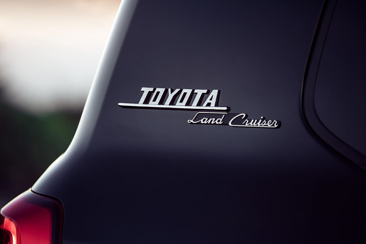 Một trong những chi tiết giúp phân biệt Heritage Edition với Land Cruiser thường là bộ la-zăng BBS Wheels 18 inch có thiết kế dành riêng cho phiên bản kỷ niệm, đi kèm còn có các bậc cửa sửa đổi và đường gờ hai bên mới.