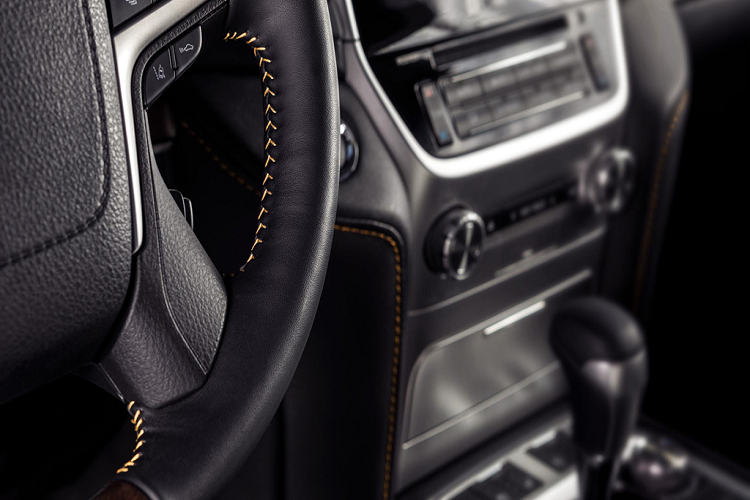 Đối với nội thất, phiên bản Land Cruiser Heritage Edition đã loại bỏ hàng ghế thứ ba, trở thành một chiếc SUV 5 chỗ. Bên trong xe được bọc trong da màu đen và chỉ khâu tương phản màu đồng trên vô lăng.