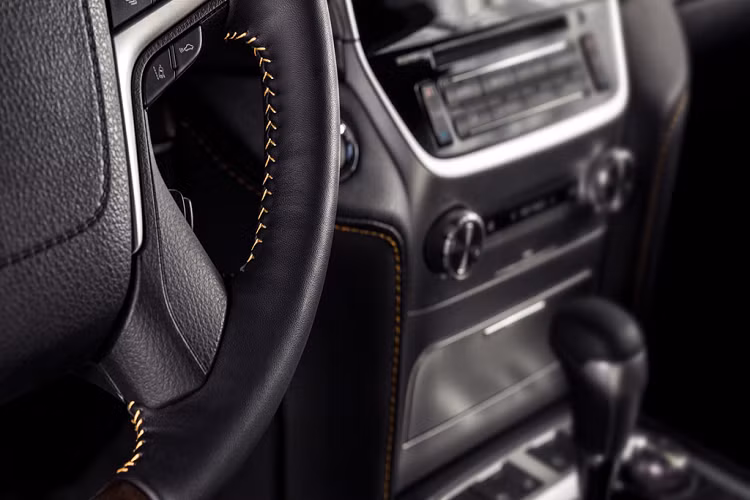 Đối với nội thất, phiên bản Land Cruiser Heritage Edition đã loại bỏ hàng ghế thứ ba, trở thành một chiếc SUV 5 chỗ. Bên trong xe được bọc trong da màu đen và chỉ khâu tương phản màu đồng trên vô lăng.