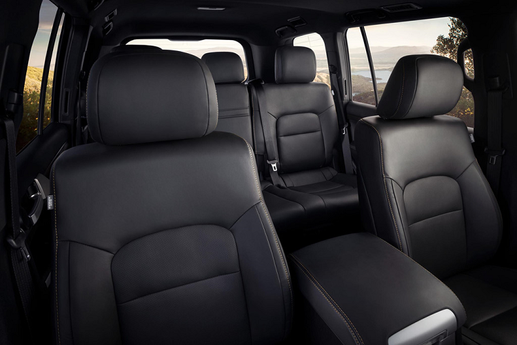 Một số chi tiết như bảng táp-lô, ngăn xếp trung tâm, viền cửa... cũng được thiết kế ấn tượng hơn so với bản thường. Ngoài ra, xe còn được trang bị thảm sàn mọi thời tiết và lớp lót hàng hóa cho cốp xe.