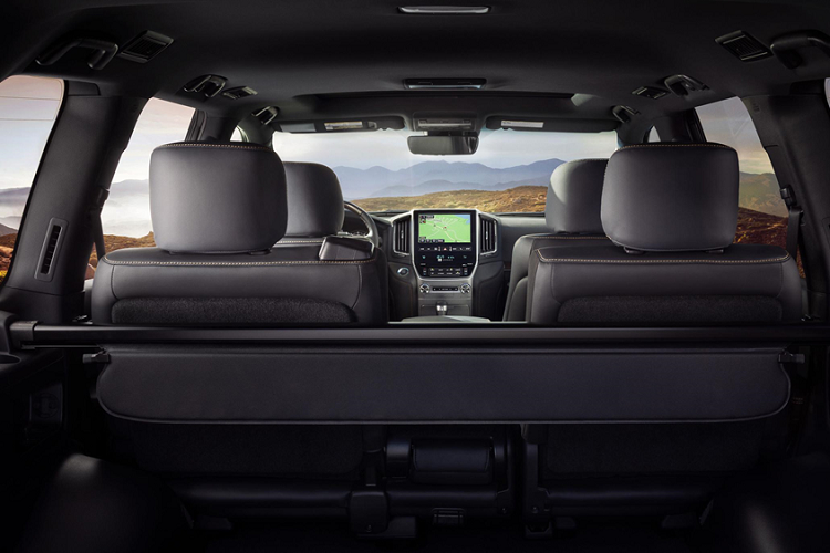 Các trang bị khác như hệ thống điều hòa 4 vùng độc lập, chìa khóa thông minh, màn hình cảm ứng 9 inch tích hợp công nghệ nhận dạng giọng nói, dàn âm thanh JBL cao cấp và đế sạc điện thoại không dây.