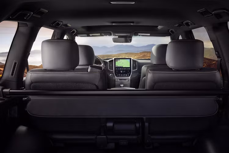 Các trang bị khác như hệ thống điều hòa 4 vùng độc lập, chìa khóa thông minh, màn hình cảm ứng 9 inch tích hợp công nghệ nhận dạng giọng nói, dàn âm thanh JBL cao cấp và đế sạc điện thoại không dây.