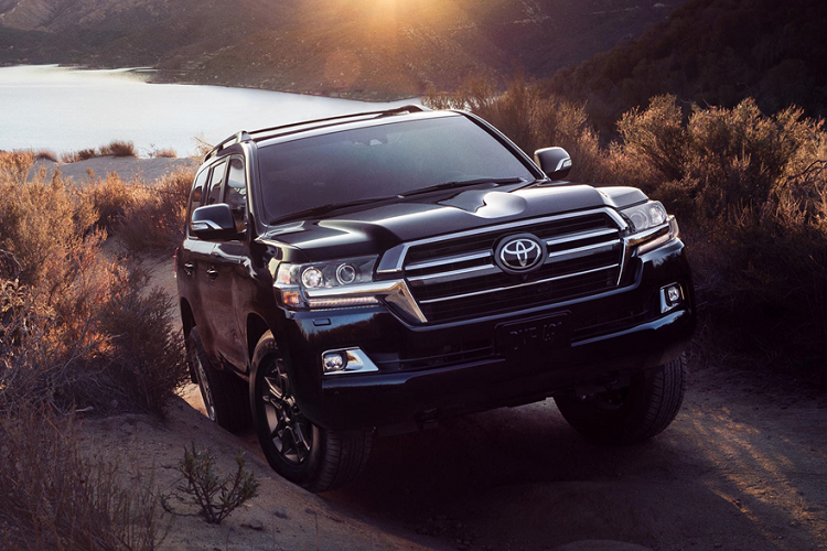Mới đây, hãng ôtô đình đám Nhật Bản đã công bố giá xe Toyota Land Cruiser Heritage Edition 2020 phiên bản đặc biệt. Theo hé lộ mới nhất mức bán khởi điểm sẽ từ 89.040 USD (tương đương khoảng 2,07 tỷ đồng), đã gồm phí giao xe 1.395 USD (khoảng 32,4 triệu đồng).