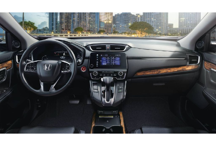 Về thiết kế ngoại thất, Honda CR-V bản nâng cấp 2020 sở hữu phần lưới tản nhiệt mới, đèn sương mù được mở rộng và xuất hiện thêm 3 màu sắc ngoại thất. Ba phiên bản EX, EX-L và Touring đều được đổi mới với cụm đèn sương mù LED bo tròn, mâm 19-inch mới và bộ ống xả mạ crom.
