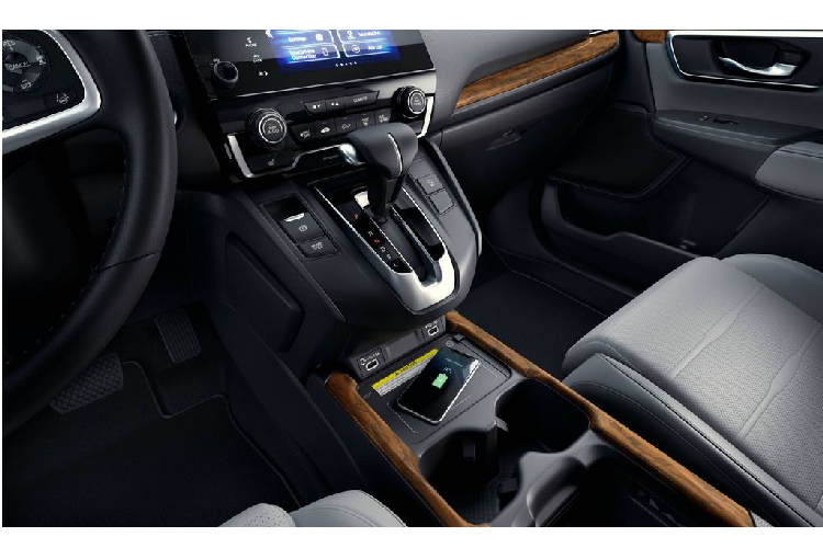 Về thiết kế ngoại thất, CR-V model 2020 sở hữu phần lưới tản nhiệt mới, đèn sương mù được mở rộng và xuất hiện thêm 3 màu sắc ngoại thất. Ba phiên bản EX, EX-L và Touring đều được đổi mới với cụm đèn sương mù LED bo tròn, mâm 19-inch mới và bộ ống xả mạ crom.