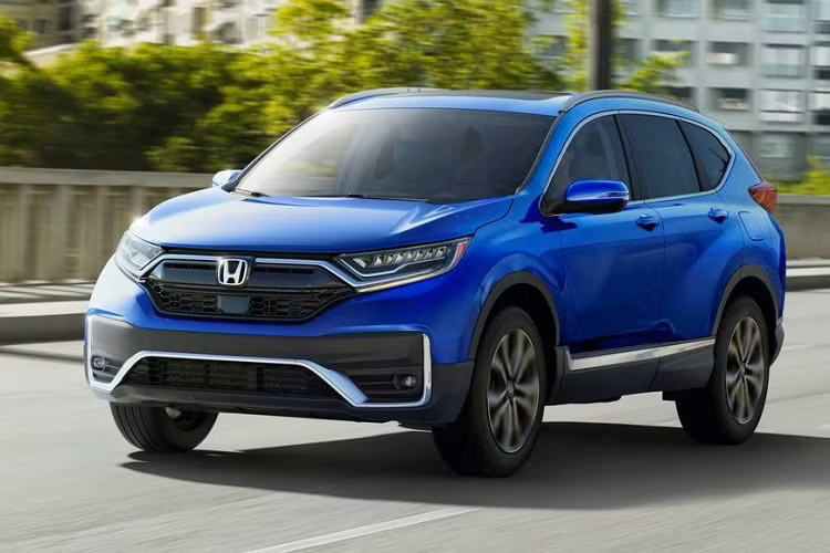 Về tổng quan, thay đổi lớn nhất so với model 2019 nằm ở sự xuất hiện của phiên bản hybrid và khối máy I4 1.5 lít tăng áp mới, thay thế cho động cơ 2.4 lít 4 xy lanh hút khí tự nhiên. Mức giá Honda CR-V 2020 khởi điểm sẽ từ 25,050 đô la (khoảng 583 triệu đồng) chưa bao gồm 1,095 đô (25 triệu đồng) phí vận chuyển cho phiên bản LX cầu trước tiêu chuẩn, tăng nhẹ khoảng 600 đô (14 triệu đồng).