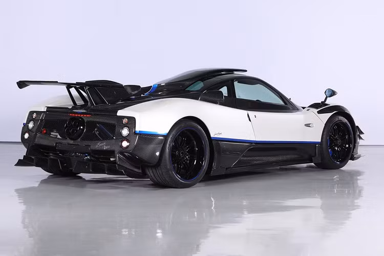 Đầu tiên, đây là chiếc Zonda Riviera độc nhất thế giới, không có bất kì chiếc Zonda nào giống với nó, trừ khi một hãng độ nào khác cố tình nhái lại thiết kế này.