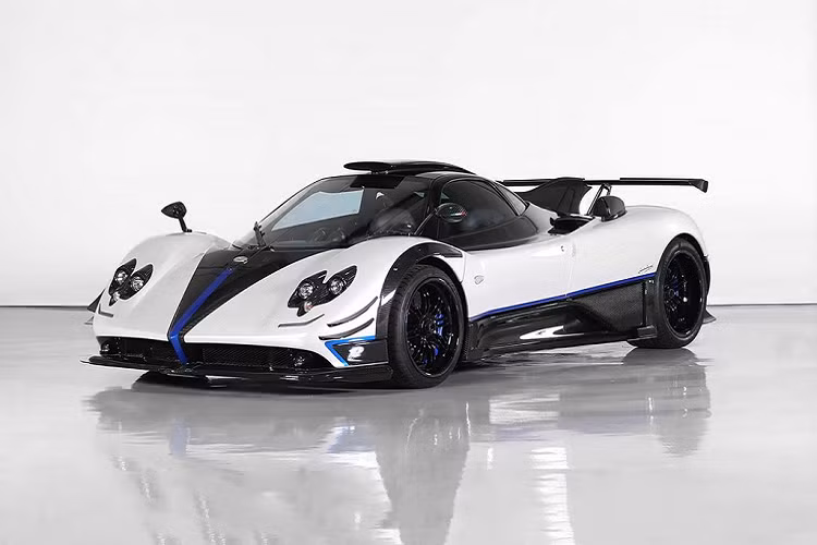 Tổng số tiền mà tất cả 68 chiếc xe mang lại là 16,75 triệu USD, trong đó, chiếc siêu xe Pagani Zonda Riviera "hàng hiếm" là chiếc xe giá trị nhất, lên đến 5,5 triệu USD "tương đương khoảng hơn 127 tỷ đồng). Vậy, chiếc xe này có gì đặc biệt khiến nó có giá cao đến vậy?