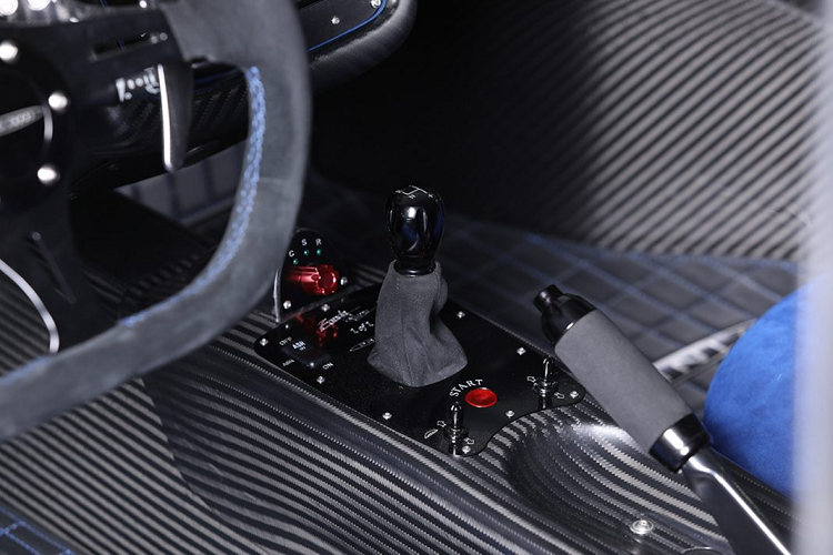 Bên dưới một phần ba phần thân phía sau là khối động cơ V12 hút khí tự nhiên, dung tích 7,3 lít có nguồn gốc từ AMG. Khối động cơ này được nâng cấp với sức mạnh cực đại ở mức 760 mã lực, tương tự như những chiếc Zonda khác thuộc dòng sản phẩm này. Sức mạnh này được truyền đến bánh sau, nhờ đó xe có thể tăng tốc 0-100 km/h trong 2,6 giây và đạt vận tốc tối đa 350 km/h.