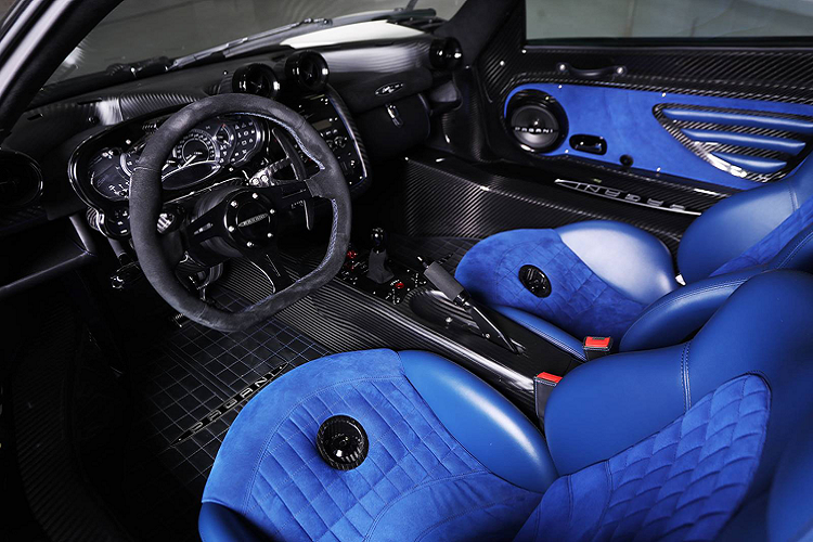 Là một bản nâng cấp từ Zonda F, xe vẫn giữ thiết kê đặc trưng của dòng Zonda nhưng đi cùng đó là nhiều chi tiết lấy cảm hứng từ đường bờ biển phía nam nước Pháp.