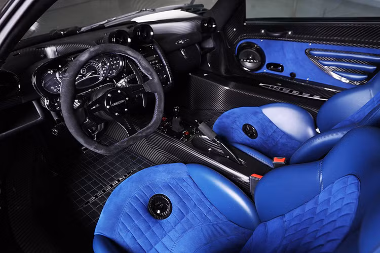 Là một bản nâng cấp từ Zonda F, xe vẫn giữ thiết kê đặc trưng của dòng Zonda nhưng đi cùng đó là nhiều chi tiết lấy cảm hứng từ đường bờ biển phía nam nước Pháp.