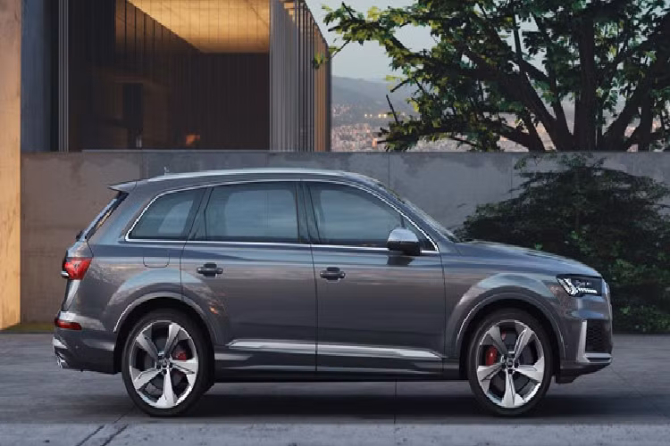 Bắt đầu được nhận đặt cọc từ cuối tháng 7 này, Audi SQ7 TDI 2020 sẽ sớm có mặt trên khắp các đại lý ở châu Âu vào cuối tháng 9/2019. Ở Đức, giá xe Audi SQ7 TDI 2020 khởi điểm từ 94.900 Euro (khoảng 2,47 tỷ đồng) với bản cấu hình 5 chỗ và từ 96.420 Euro (khoảng 2,51 tỷ đồng) với bản 7 chỗ. 