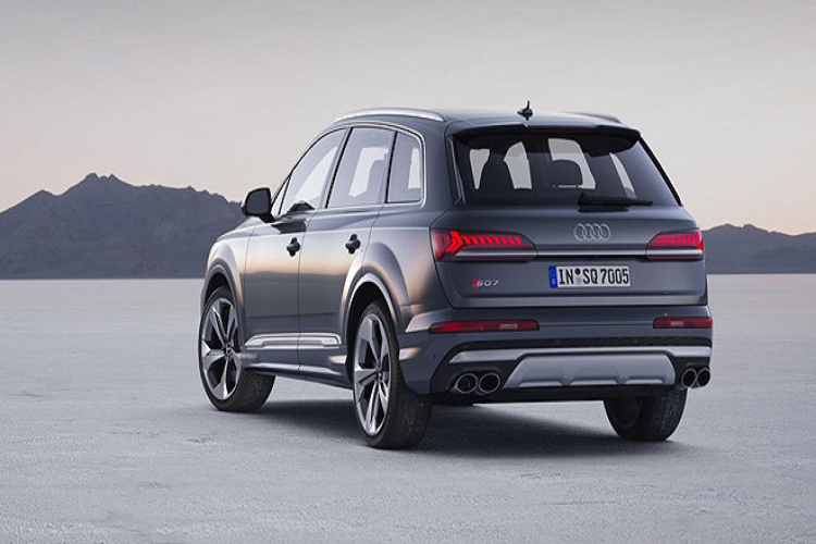 Bản Audi SQ7 TDI 2020 mới thay đổi ngoại thất, đèn pha, lưới tản nhiệt, cản trước và cản sau đều thiết kế mới. Cụm đèn hậu được nối với nhau bằng dải chrome sáng bóng. Hệ thống bốn ống xả được làm mới dạng tròn. Bộ mâm cũng được thiết kế mới.