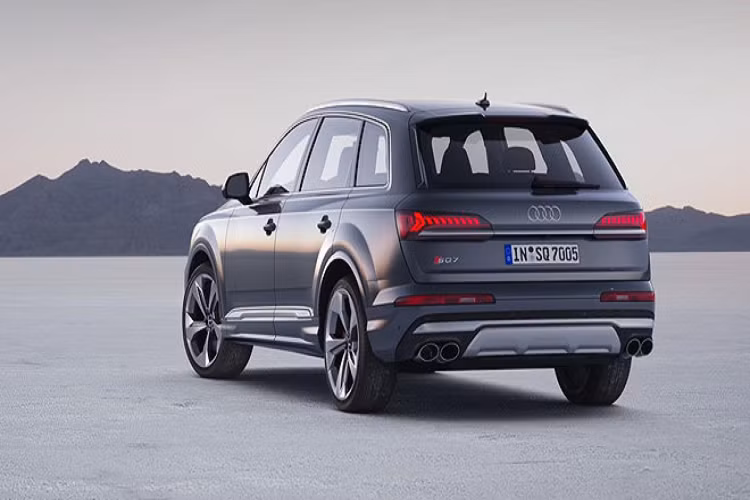 Bản Audi SQ7 TDI 2020 mới thay đổi ngoại thất, đèn pha, lưới tản nhiệt, cản trước và cản sau đều thiết kế mới. Cụm đèn hậu được nối với nhau bằng dải chrome sáng bóng. Hệ thống bốn ống xả được làm mới dạng tròn. Bộ mâm cũng được thiết kế mới.