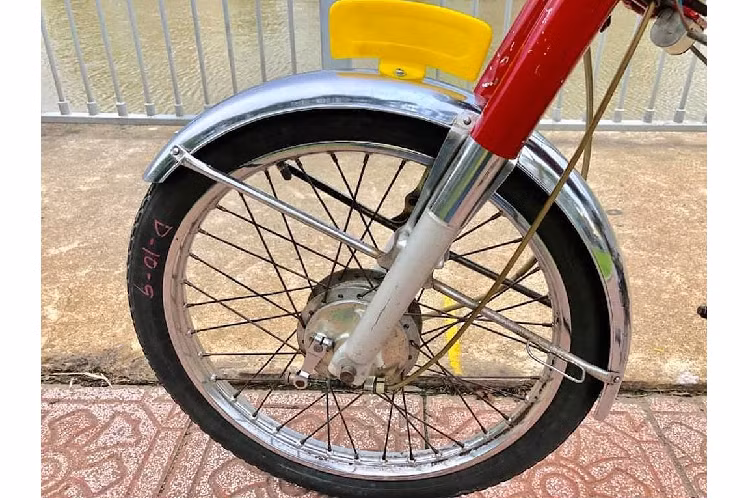 Chiếc xe được Honda thiết kế dành riêng cho các thị trường châu Âu - cụ thể hơn là Pháp và Hà Lan. Vào thời điểm C320 ra đời, khách hàng tại các quốc gia này vẫn còn đang quen với các dòng xe đạp máy dạng như Mobylette hay scooter kiểu Vespa/Lambretta.