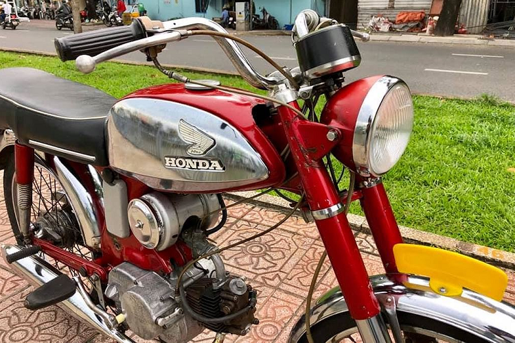 Ra mắt lần đầu vào năm 1963, mẫu xe máy Honda C320 là chiếc côn tay 50cc cuối cùng của dòng này được trang bị động cơ sử dụng cam đũa (OHV) thay vì trục cam đơn (SOHC) như các thế hệ SS50 khác.