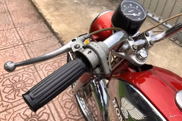 Để đáp ứng nhu cầu này, về cơ bản Honda đã kết hợp kiểu dáng của chiếc S90Z và tích hợp một số đặc tính sử dụng tương tự những dòng xe nêu trên để tạo nên C320.