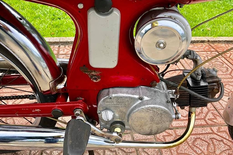 Cũng giống như Mobylette, chiếc xe khởi động bằng pedal đạp như xe đạp. Trong khi đó, cơ cấu sang số được thiết kế y hệt như những chiếc Vespa hay Lambretta thời đó với cùm vặn chuyển số được tích hợp bên cạnh tay côn.