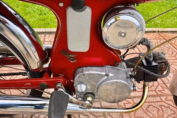 Cũng giống như Mobylette, chiếc xe khởi động bằng pedal đạp như xe đạp. Trong khi đó, cơ cấu sang số được thiết kế y hệt như những chiếc Vespa hay Lambretta thời đó với cùm vặn chuyển số được tích hợp bên cạnh tay côn.