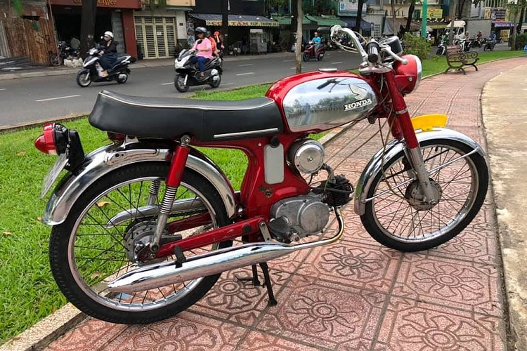 Do là dòng xe dành riêng cho thị trường châu Âu nên khác với các dòng SS50 hay S90, Honda C320 là "hàng kịch độc" tại Việt Nam. Chiếc xe trong bài viết này hiện đang nằm ở TP HCM và theo chủ nhân cho biết, đây là chiếc C320 đầu tiên và duy nhất ở Việt Nam hiện tại. Giá xe Honda C320 này hiện đang được chào bán hơn 50 triệu đồng.