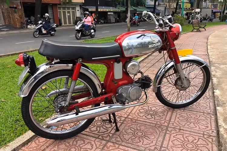 Do là dòng xe dành riêng cho thị trường châu Âu nên khác với các dòng SS50 hay S90, Honda C320 là "hàng kịch độc" tại Việt Nam. Chiếc xe trong bài viết này hiện đang nằm ở TP HCM và theo chủ nhân cho biết, đây là chiếc C320 đầu tiên và duy nhất ở Việt Nam hiện tại. Giá xe Honda C320 này hiện đang được chào bán hơn 50 triệu đồng.