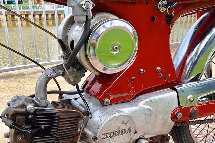 Giống như những chiếc Super Cub, C320 mang những ưu điểm vượt trội so với các dòng xe châu Âu lúc đó như vận hành êm ái hơn, độ bền cao (đặc biệt ở các hệ thống điện), dễ sử dụng. Nó cũng có kết cấu cực kỳ đơn giản để để có thể "sống sót" tại các vùng hẻo lánh nhất, nơi mà đến dụng cụ sửa chữa còn thiếu thốn.