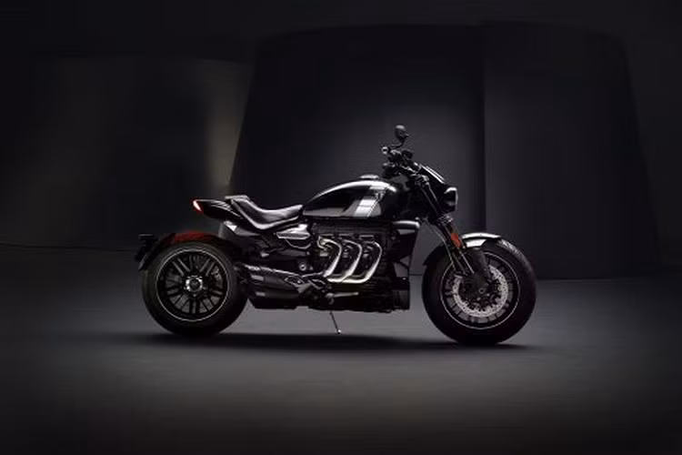 Về màu sơn, 2 mẫu xe mới sẽ xuất hiện cùng 2 màu sơn lạ mắt: Đỏ Korosi và Đen Phantom cho chiếc R; hai tone Bạc Đá &amp; Xám màu Bão với Đỏ Korosi hay Đen Phantom cho bản GT.