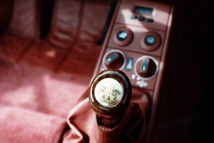 Chiếc 959 dường như là một chiếc xe với màu sắc cũng như phối màu nội thất khá sang trọng, biểu trưng cho sự xa hoa và sang trọng của thập niên 1980 với nội thất vàng, bánh xe vàng, và thậm chí là một cặp ống xả trang trí bằng vàng.