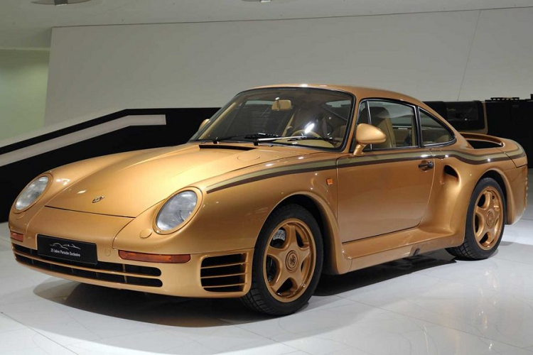 Chiếc Porsche 959 mạ vàng đã được trưng bày tại đây từ năm 2011 và tới đây nó sẽ được sử dụng làm chiếc xe mẫu cho chương trình Manufaktur độc quyền của Porsche.