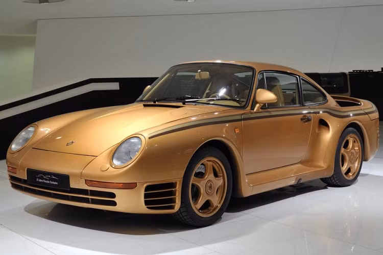 Chiếc Porsche 959 mạ vàng đã được trưng bày tại đây từ năm 2011 và tới đây nó sẽ được sử dụng làm chiếc xe mẫu cho chương trình Manufaktur độc quyền của Porsche.