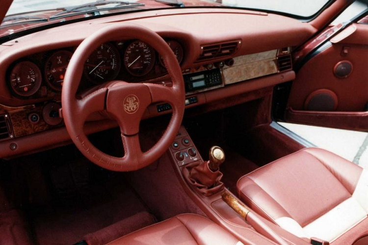 Một chiếc được khoác lên mình màu sơn vàng gold, chiếc còn lại mang trên mình màu đỏ.